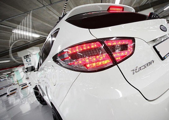 Альтернативные задние фонари «Benz Style» (тонированный хром) на автомобиль Hyundai Tucson IX / IX35 Альтернативные задние фонари «Benz Style» (тонированный хром) на автомобиль Hyundai Tucson IX / IX35