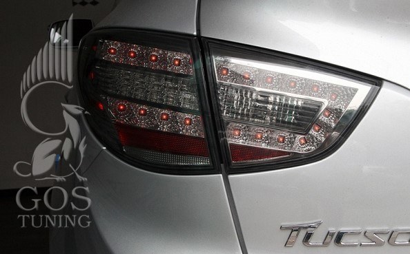 Альтернативные задние фонари «Benz Style» (тонированный хром) на автомобиль Hyundai Tucson IX / IX35 Альтернативные задние фонари «Benz Style» (тонированный хром) на автомобиль Hyundai Tucson IX / IX35