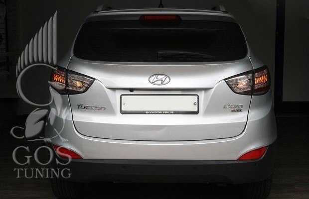Альтернативные задние фонари «Benz Style» (тонированный хром) на автомобиль Hyundai Tucson IX / IX35 Альтернативные задние фонари «Benz Style» (тонированный хром) на автомобиль Hyundai Tucson IX / IX35